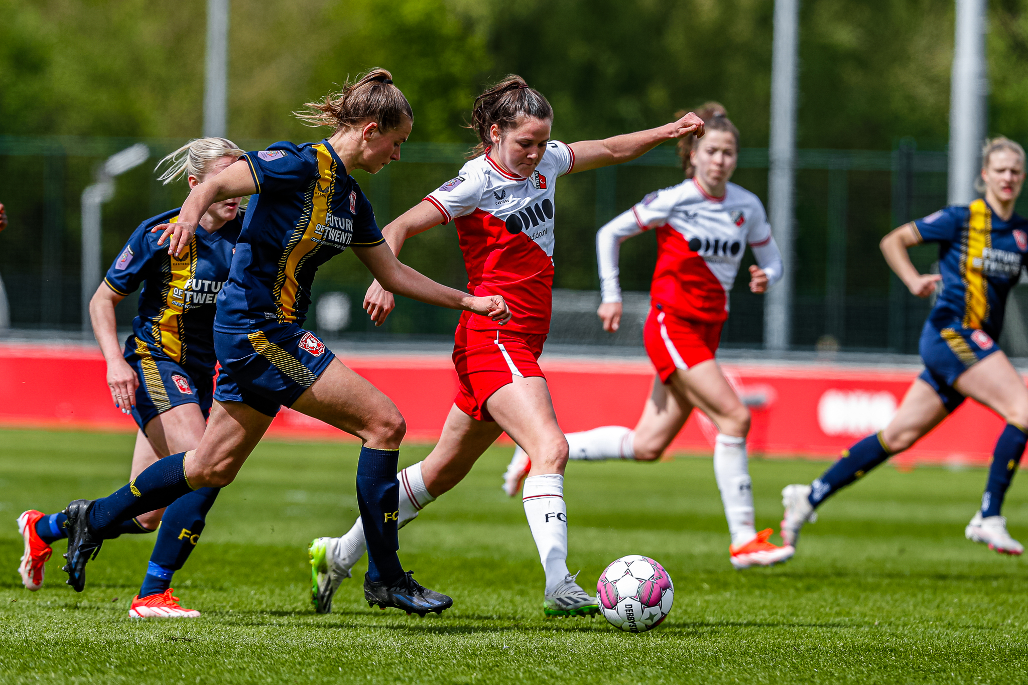 FC Utrecht Vrouwen stelt kampioensfeest FC Twente Vrouwen uit met zwaarbevochten gelijkspel