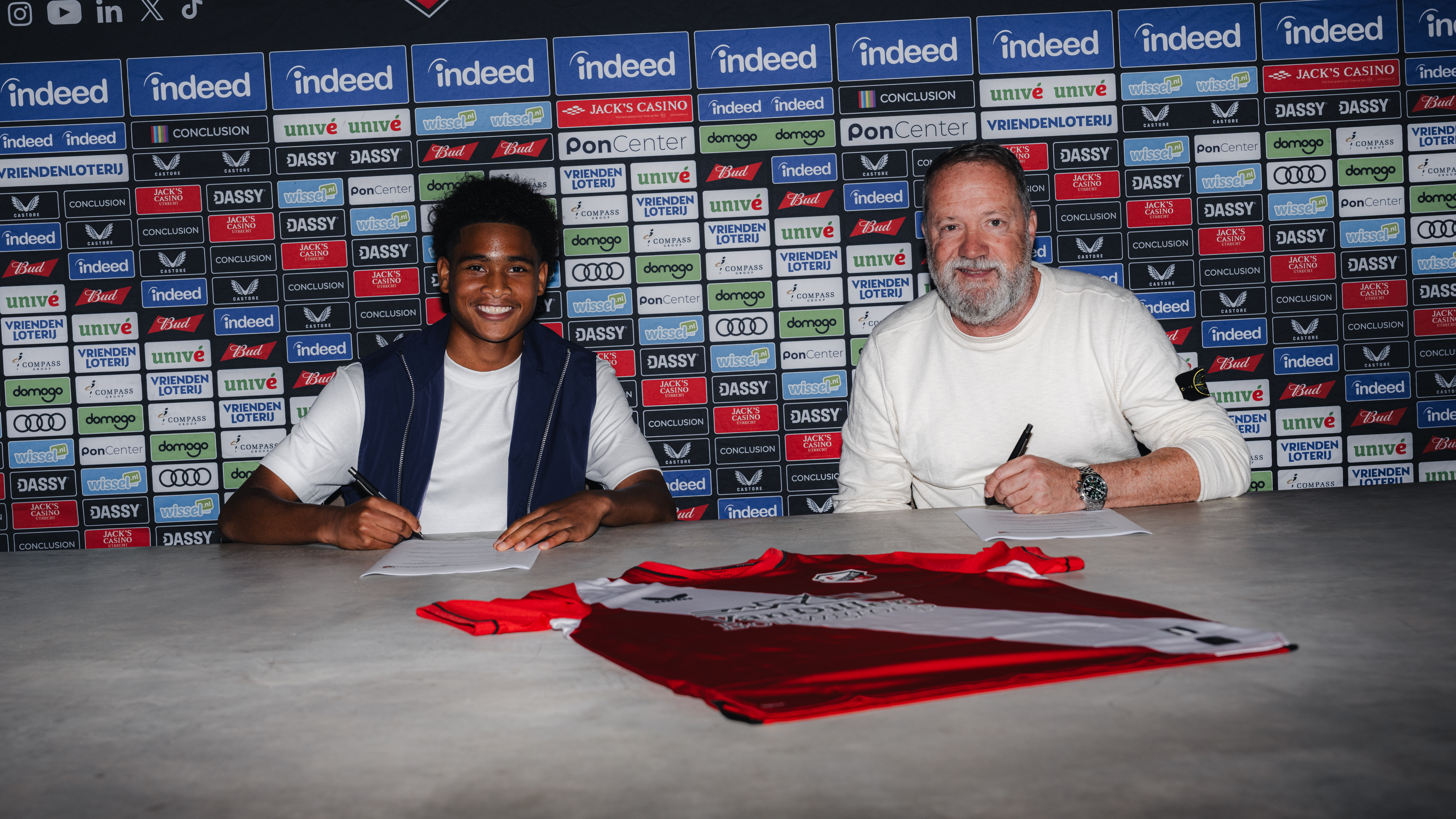 Matthew Sweeb tekent eerste profcontract bij FC Utrecht