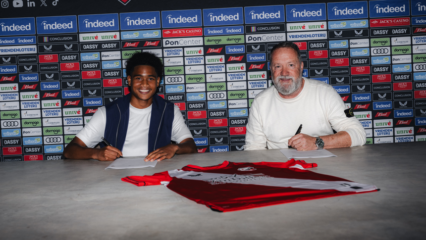 Matthew Sweeb tekent eerste profcontract bij FC Utrecht