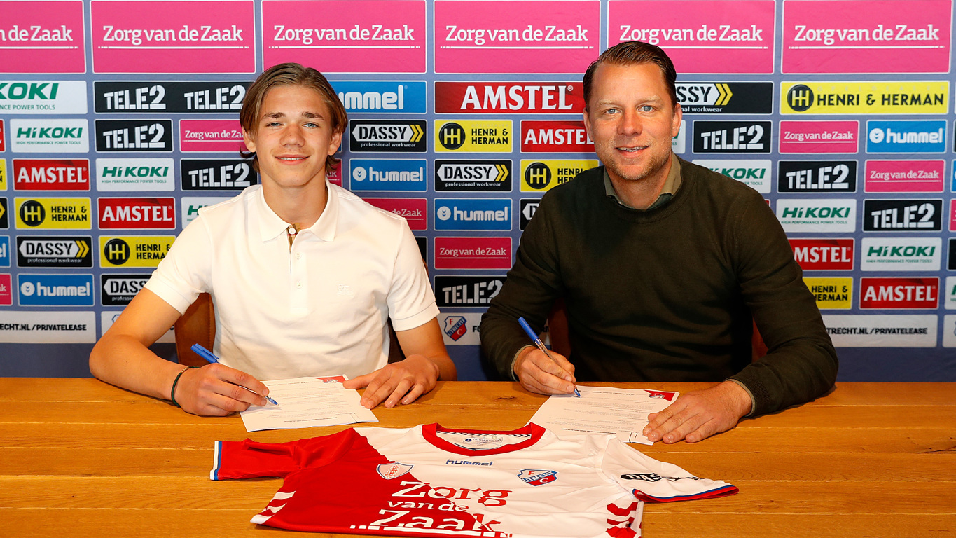 Spits Rijks tekent eerste profcontract