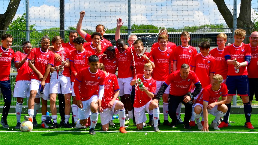 FC Utrecht O16 wint kampioenswedstrijd