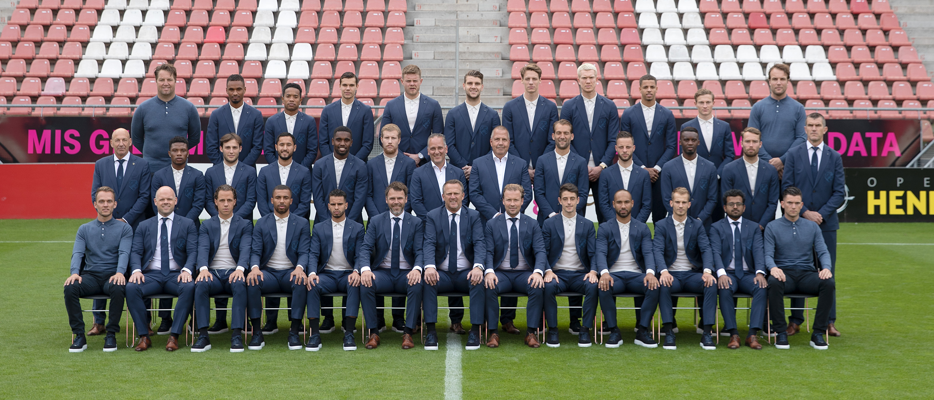 Prijswinnaars Only for Men op de foto met selectie FC Utrecht