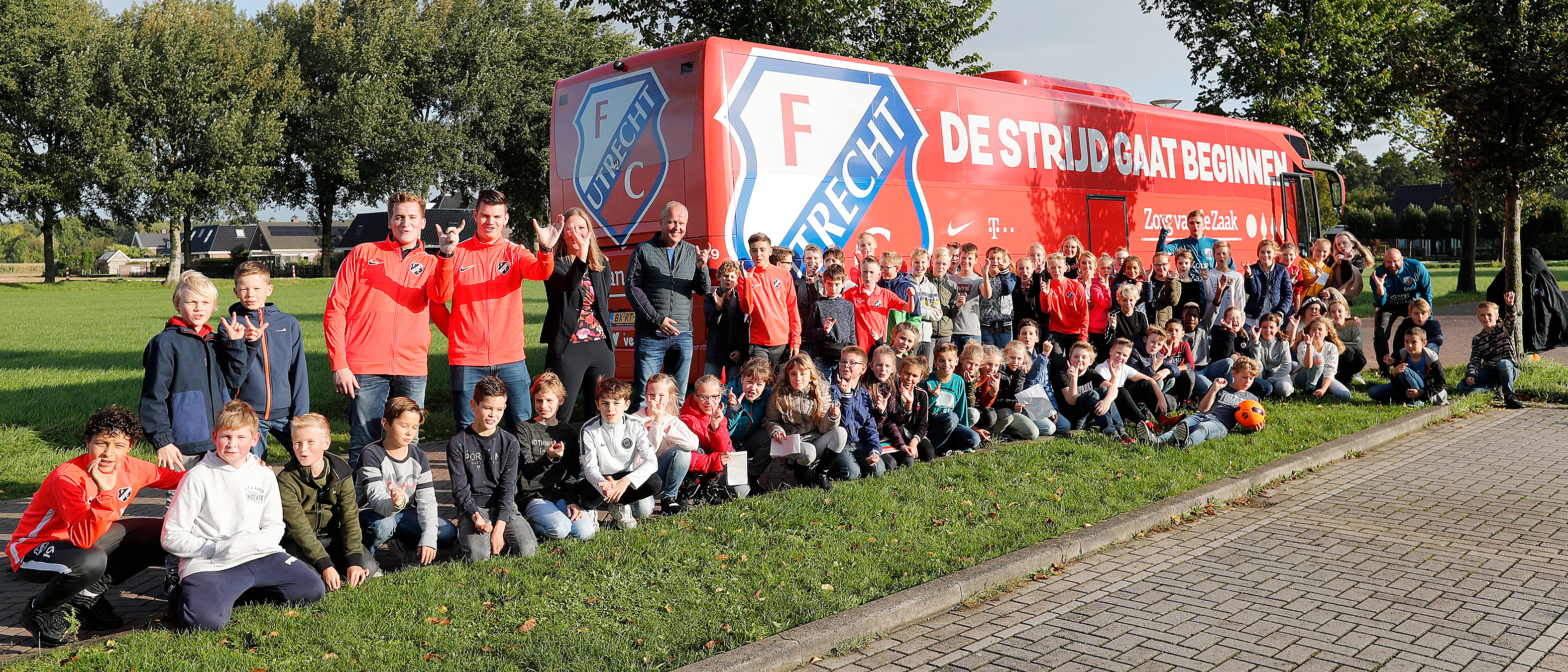  FC Utrecht leest voor uit spelersbus tijdens Kinderboekenweek