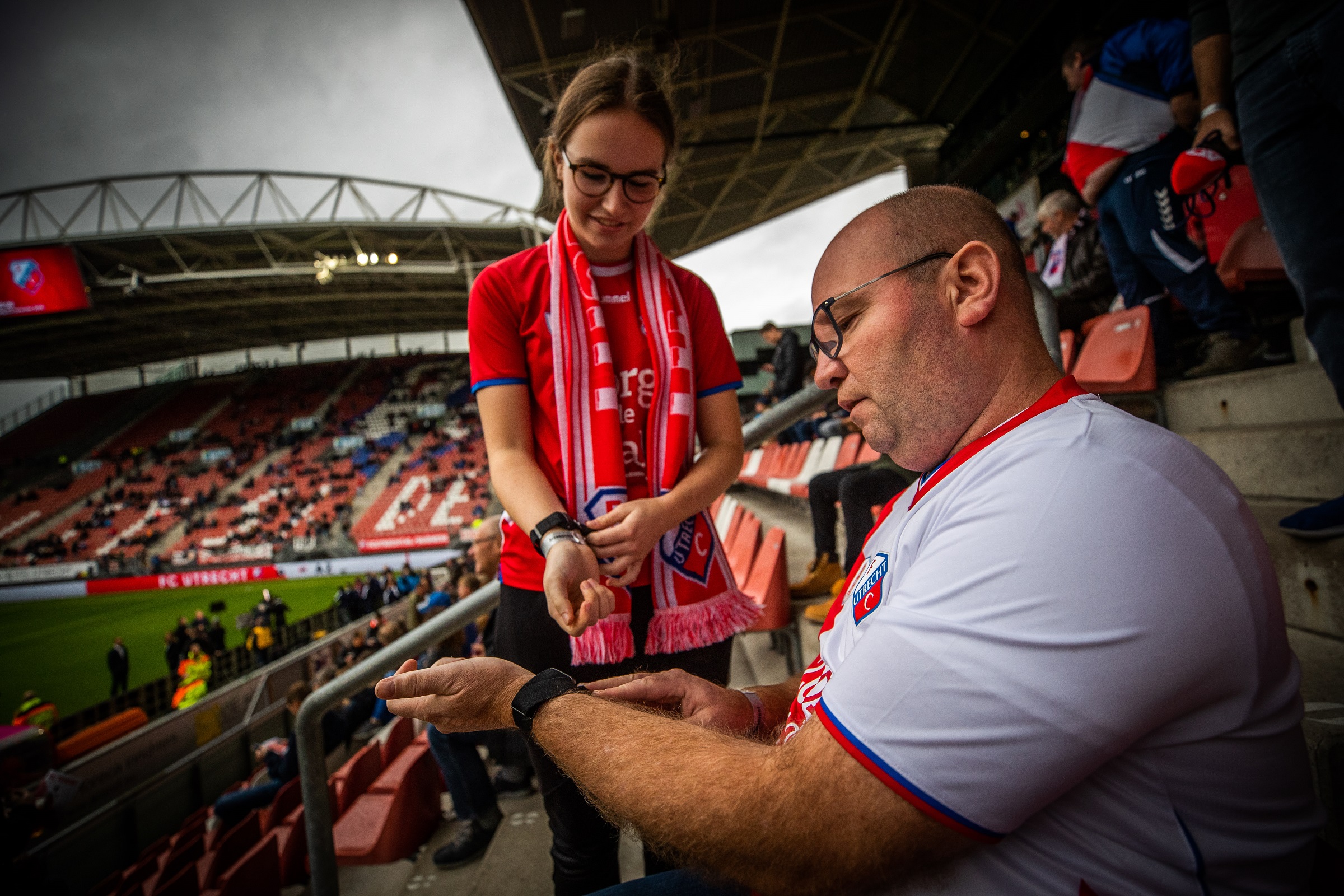 Supporters Reinier En Jasmijn Meuken Uit Sfeergroep FC Utrecht Doen Stressmeter Om (Lr)