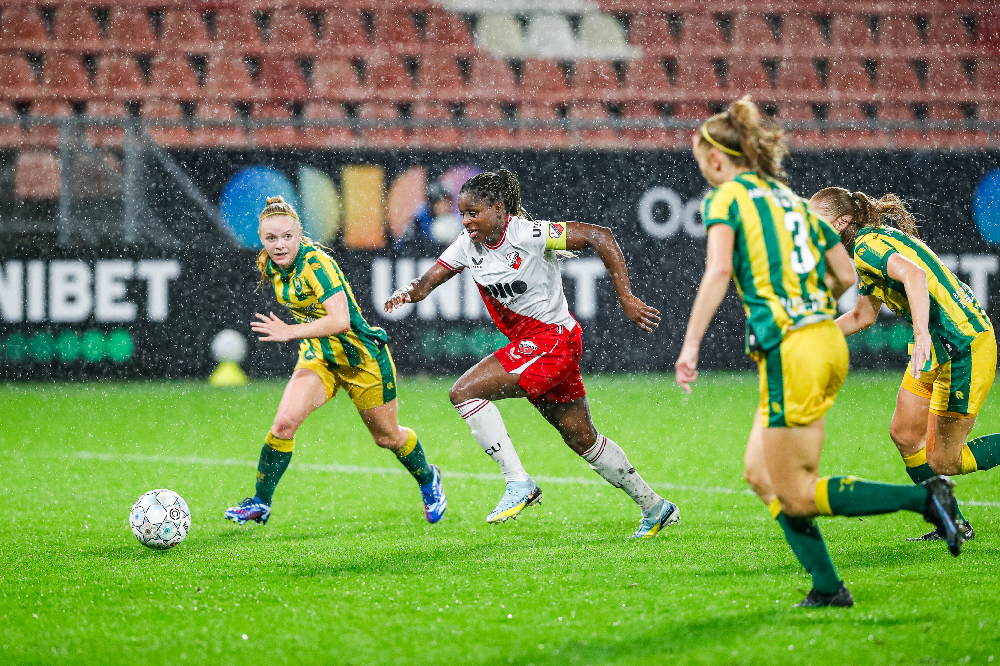FC Utrecht Vrouwen speelt doelpuntloos duel in regenachtig Stadion Galgenwaard  
