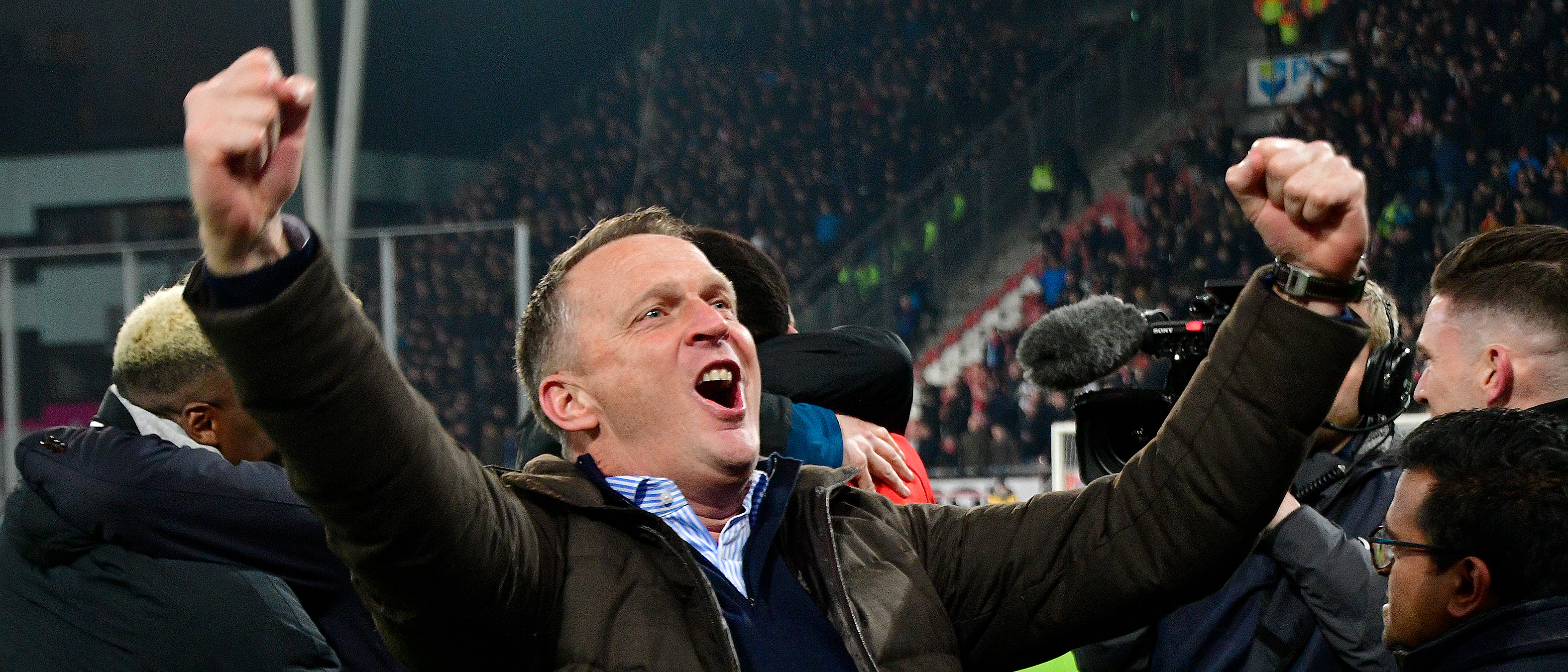 Van den Brom: 'Trots op de ploeg, de club en de supporters'