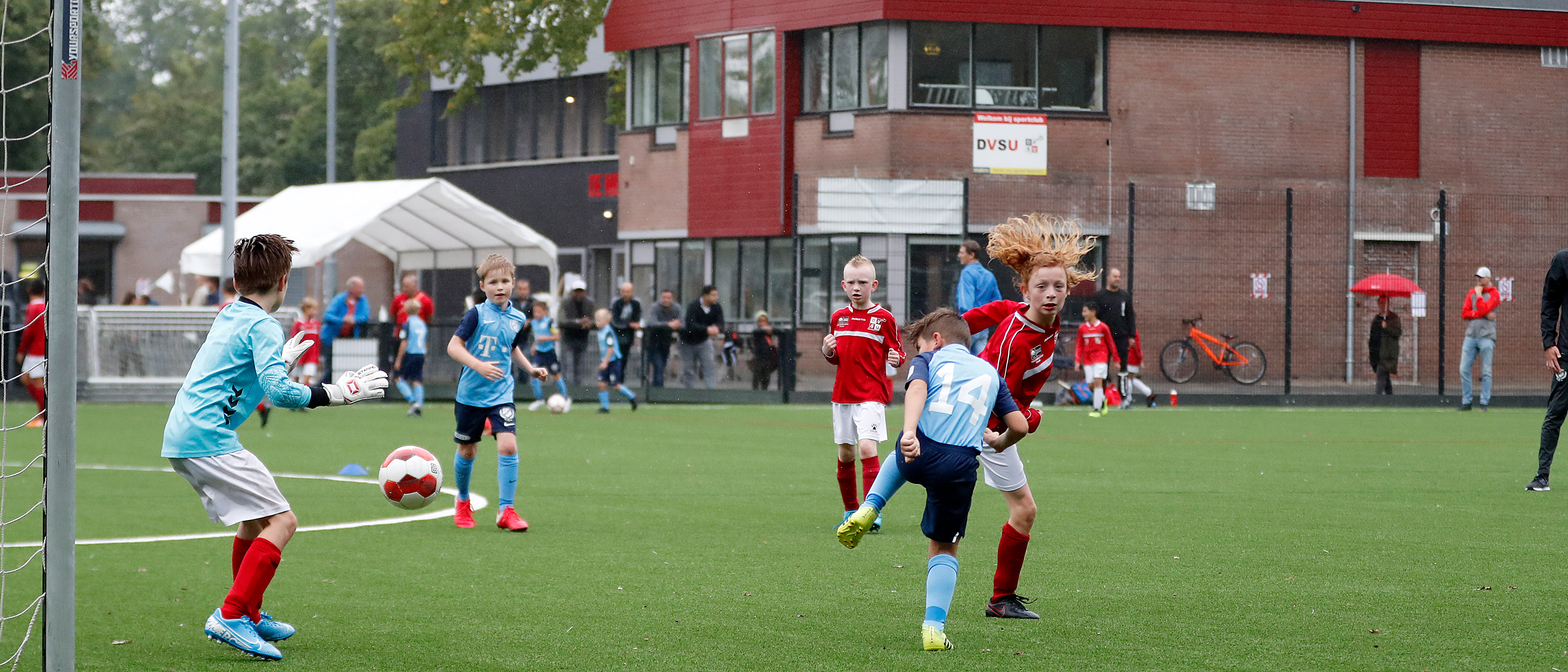 Jeugdteams FC Utrecht luisteren heropening accommodatie DVSU op