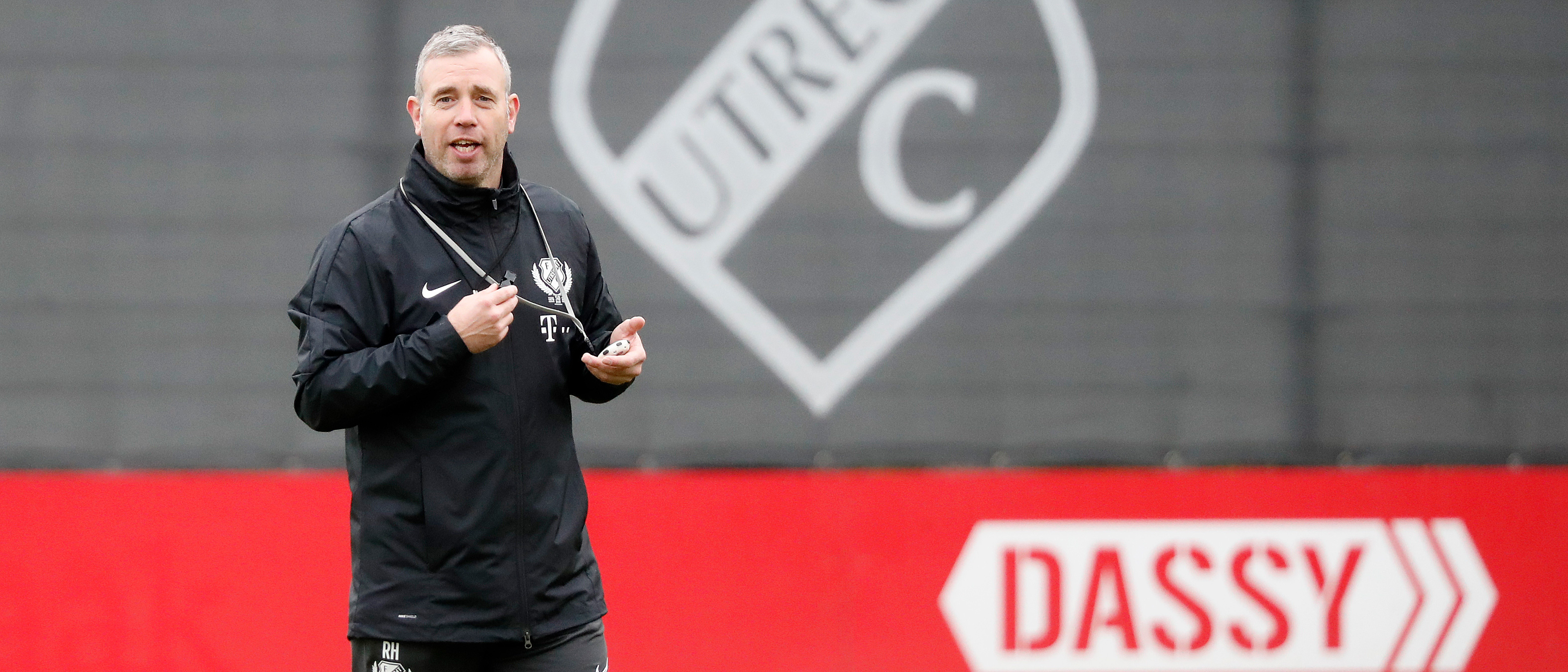 René Hake tekent nieuw contract als hoofdtrainer FC Utrecht