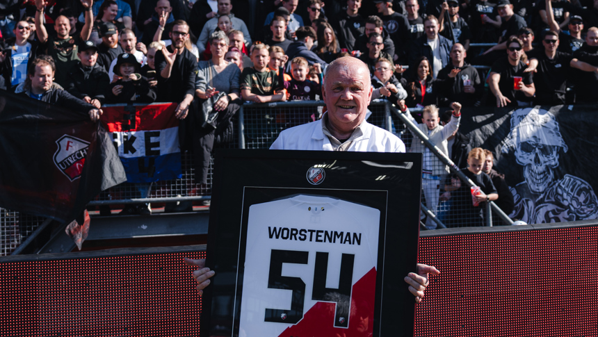 'Worstenman' Rob brengt warmte op de tribunes van Stadion Galgenwaard