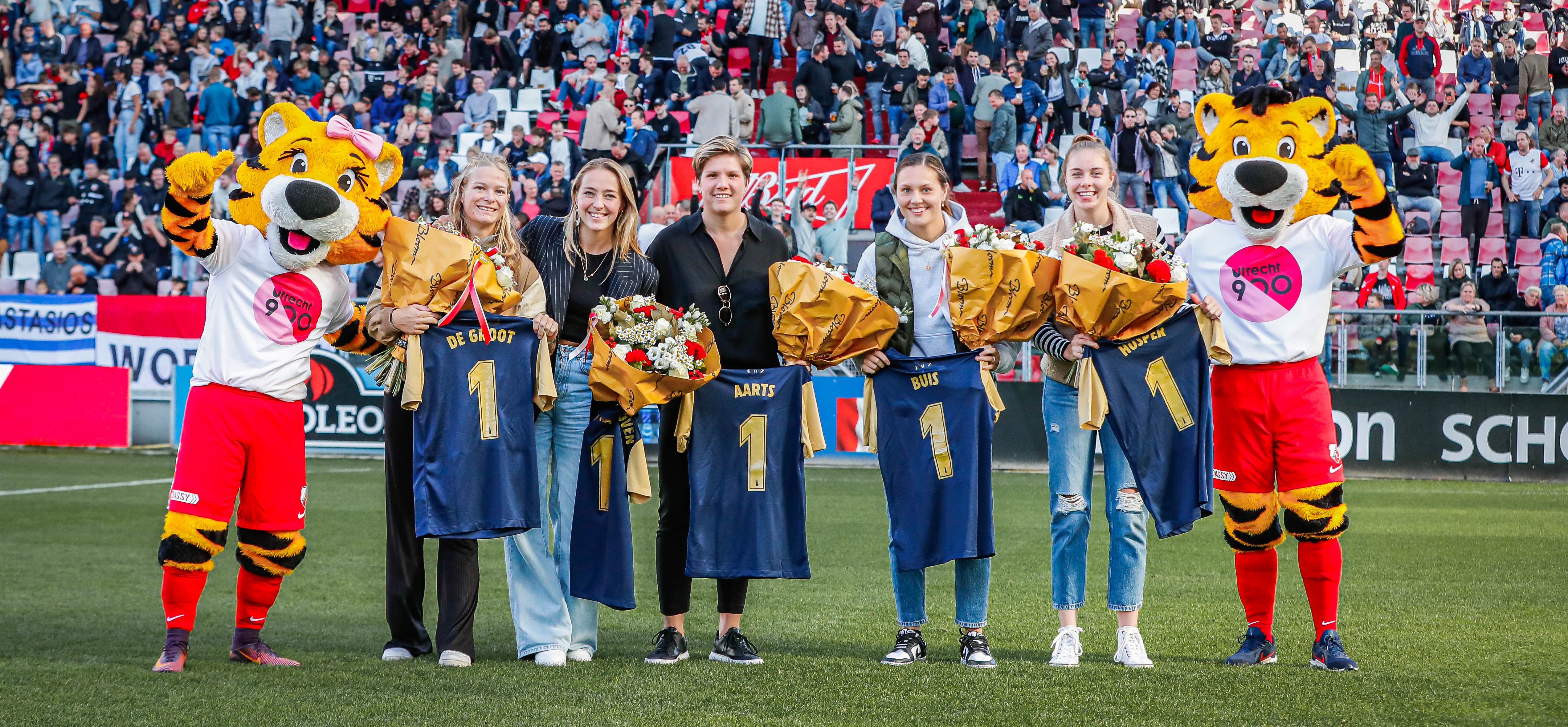 Utrechtse atleten gehuldigd tijdens FC Utrecht - AZ