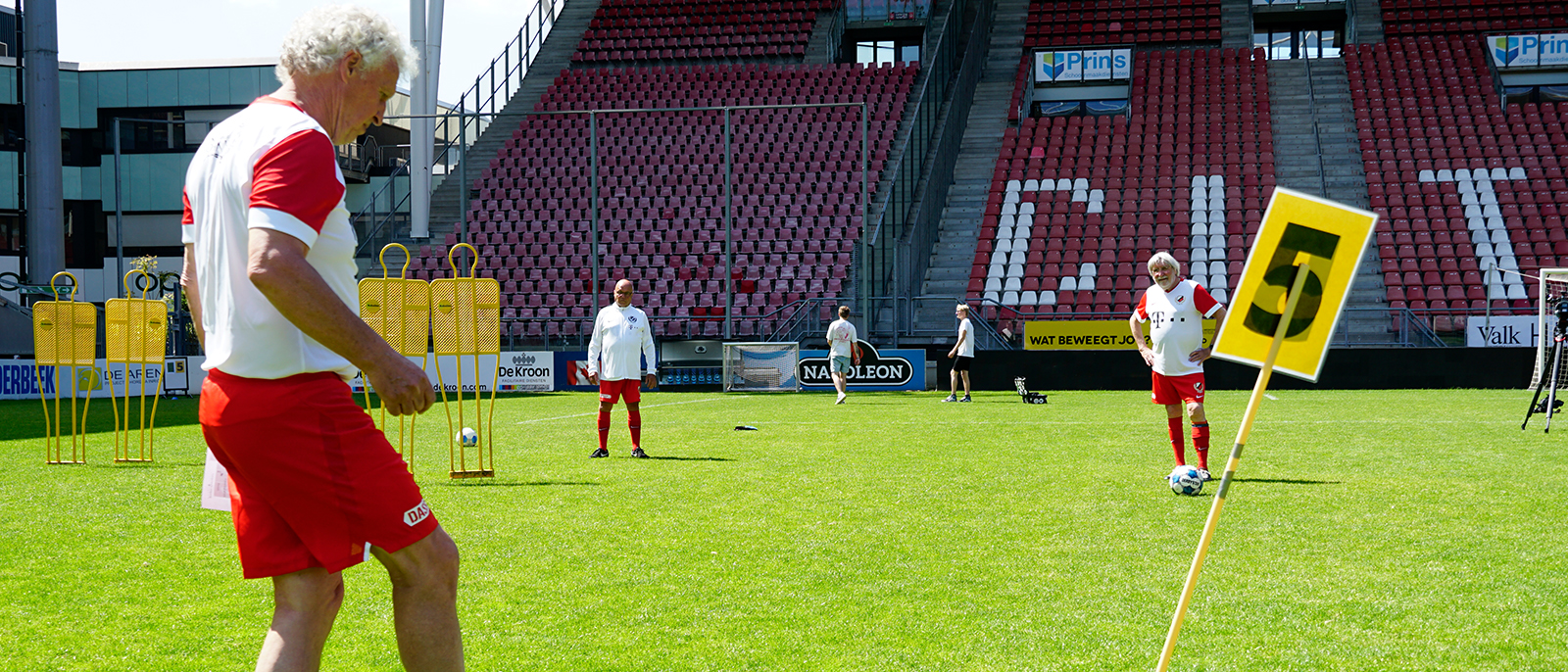 Bijzonder FC Utrecht en FC Utrecht OldStars genieten op het heilige gras van Stadion Galgenwaard