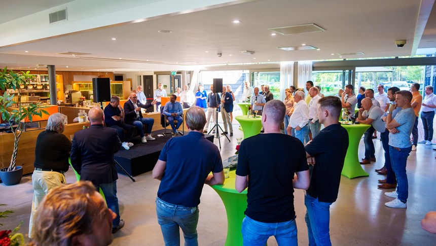 Meer dan honderd leden proosten tijdens FC Utrecht Business Borrel