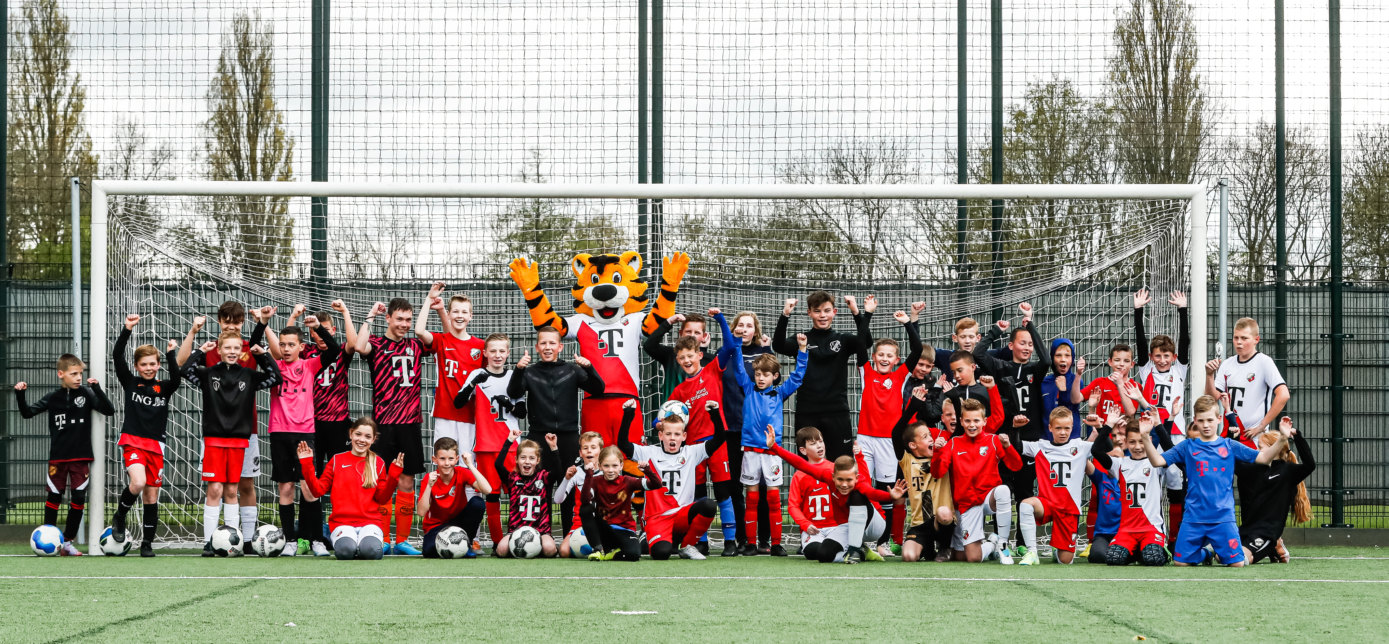 Leden Junior Tigers en Jonge Garde aan de bak tijdens Voetbalclinic
