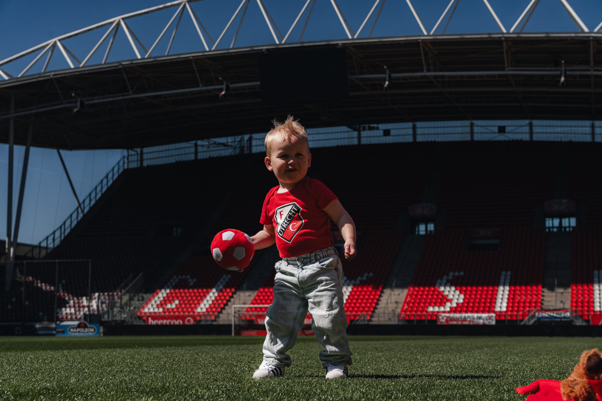 De Welpjes op bezoek in Stadion Galgenwaard voor jaarlijkse babyfotoshoot