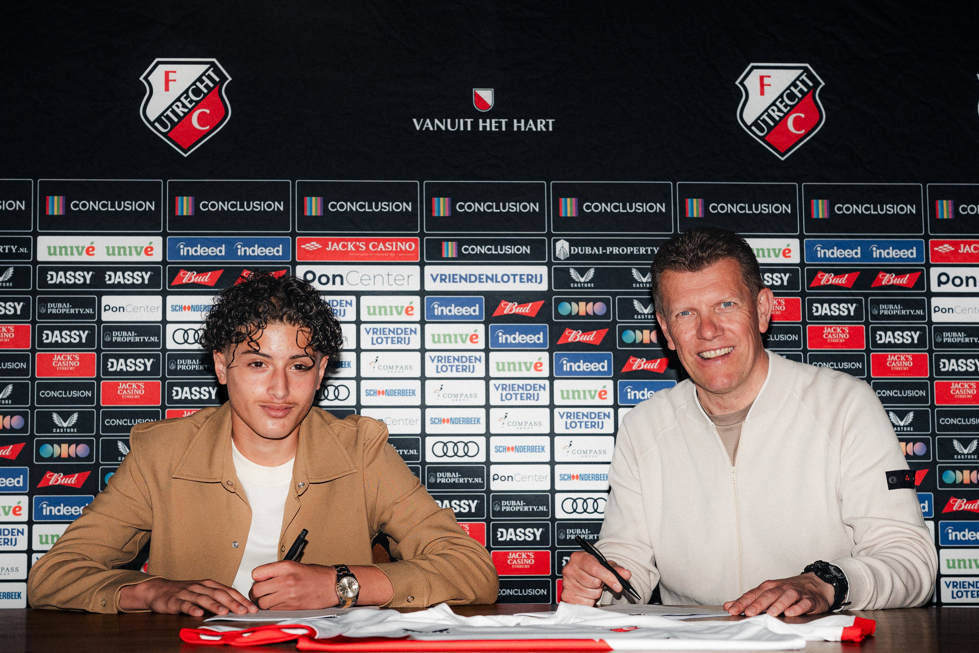 Dani Bouchta tekent eerste profcontract bij FC Utrecht