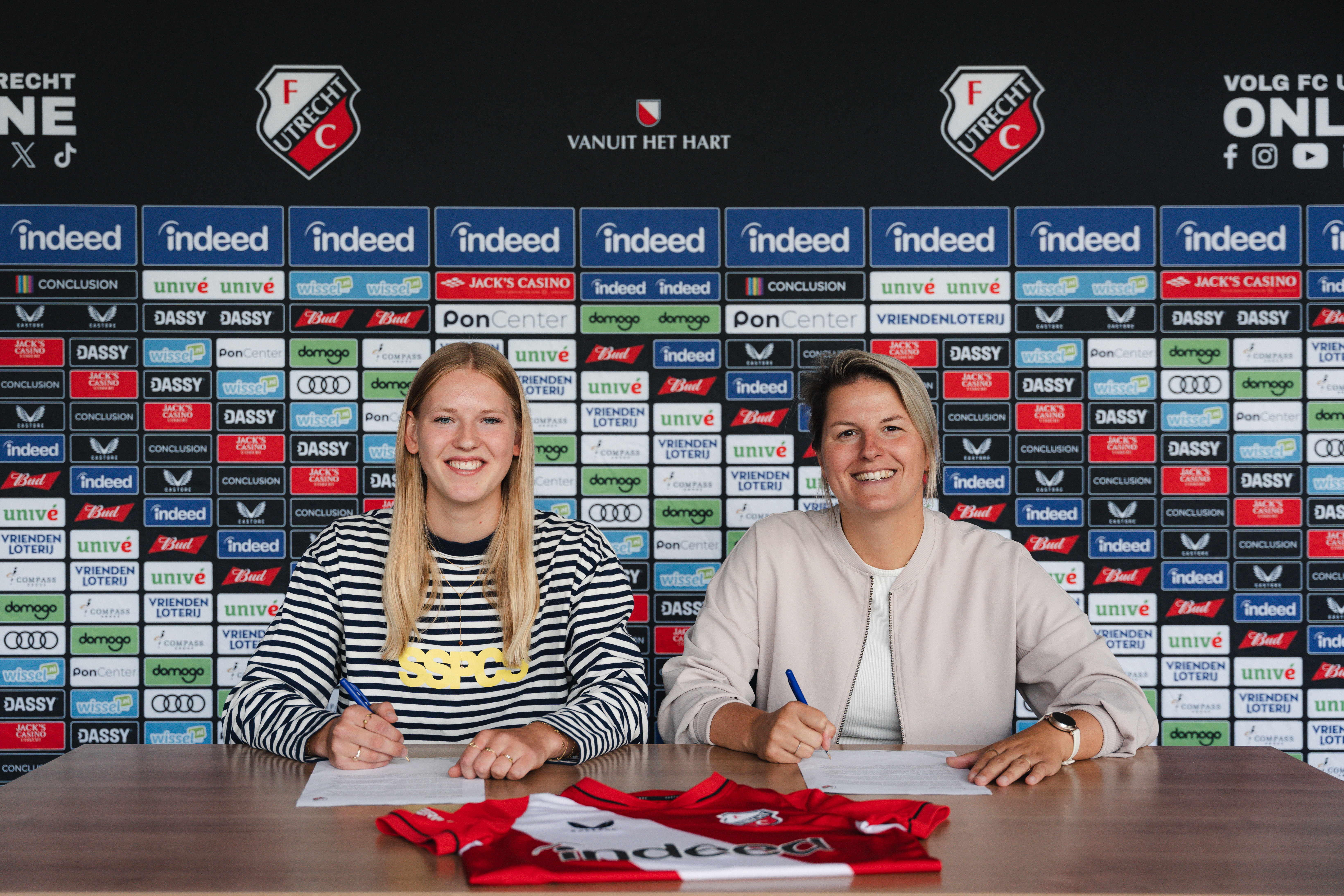 Fay van Hoof tekent eerste profcontract bij FC Utrecht Vrouwen