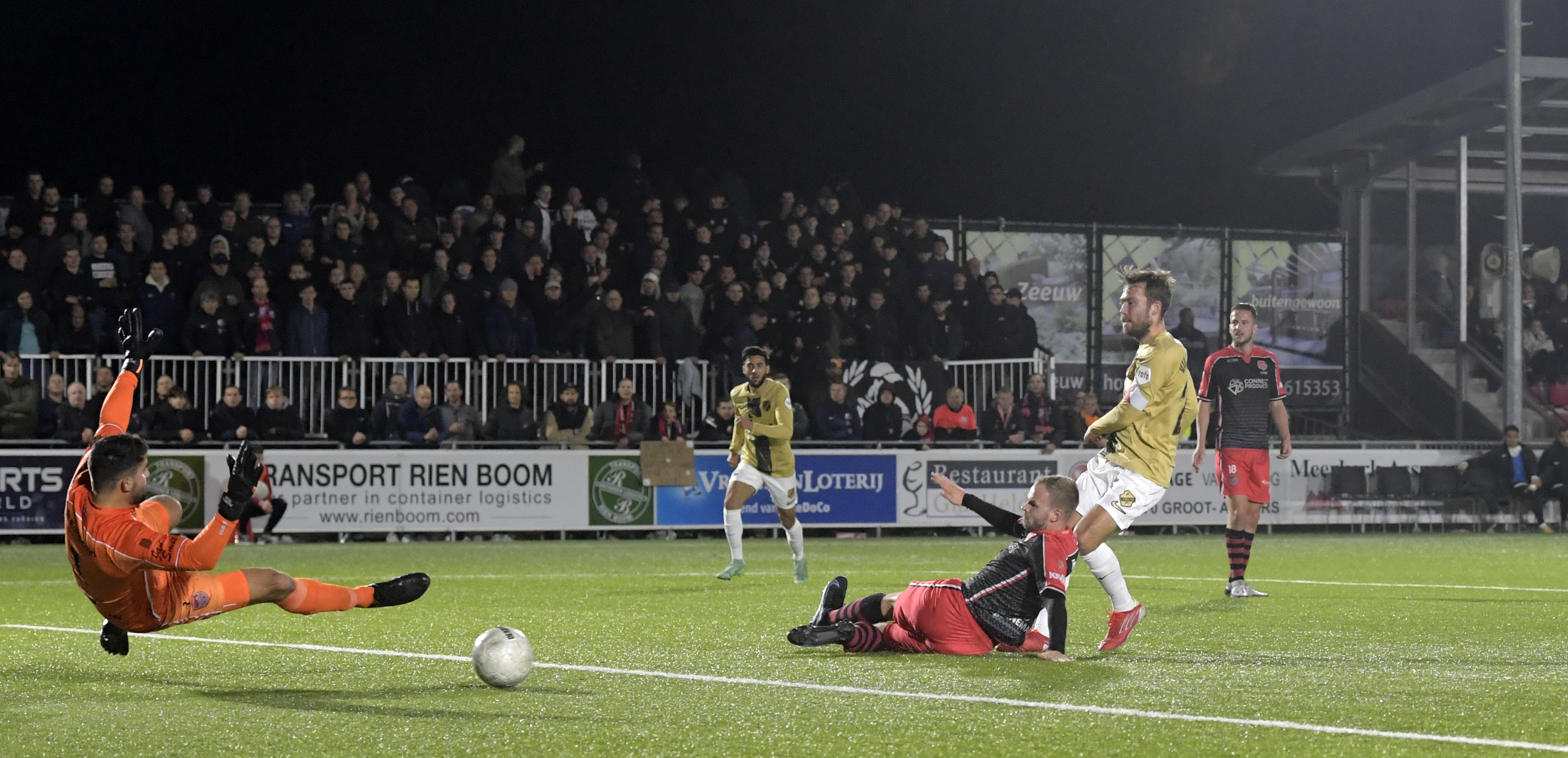 FC Utrecht wint ruim en bekert verder