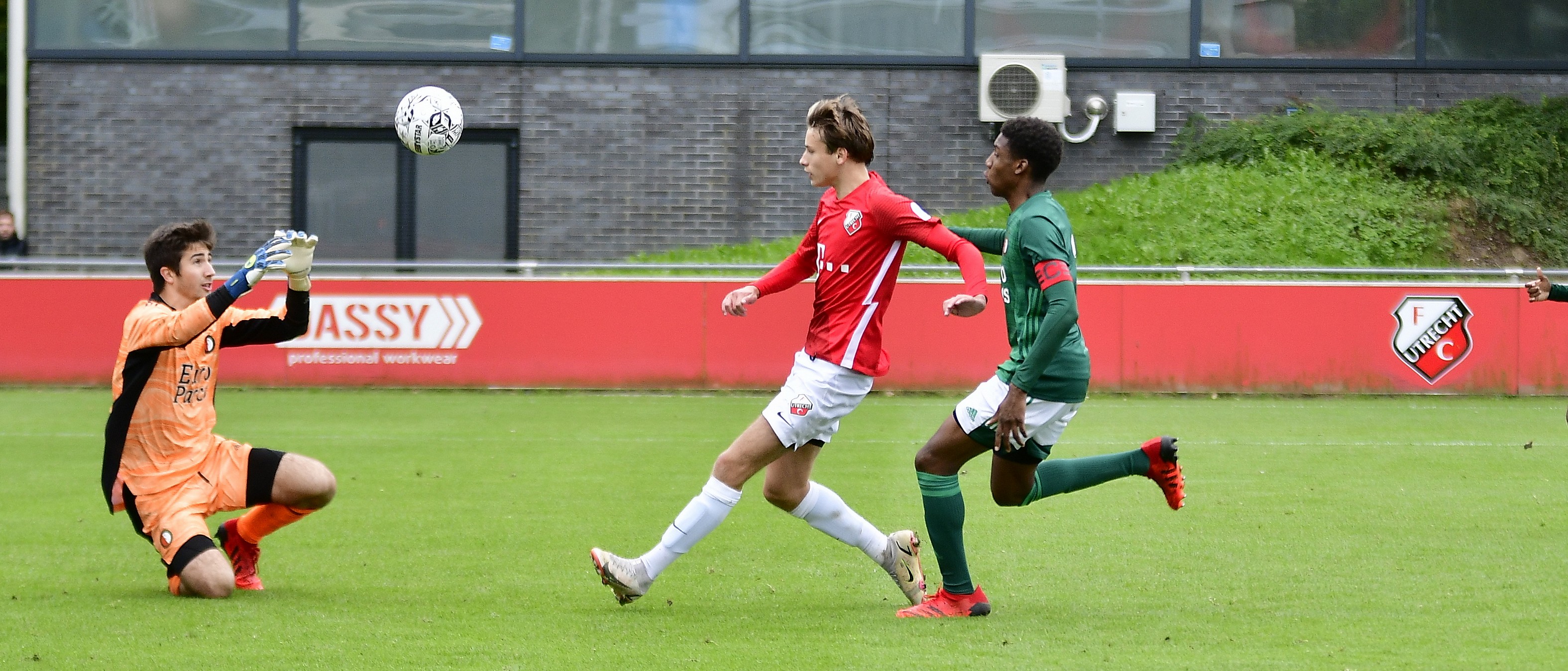 Wedstrijd van de Week: Ruime overwinning FC Utrecht O17 op een zonovergoten Zoudenbalch