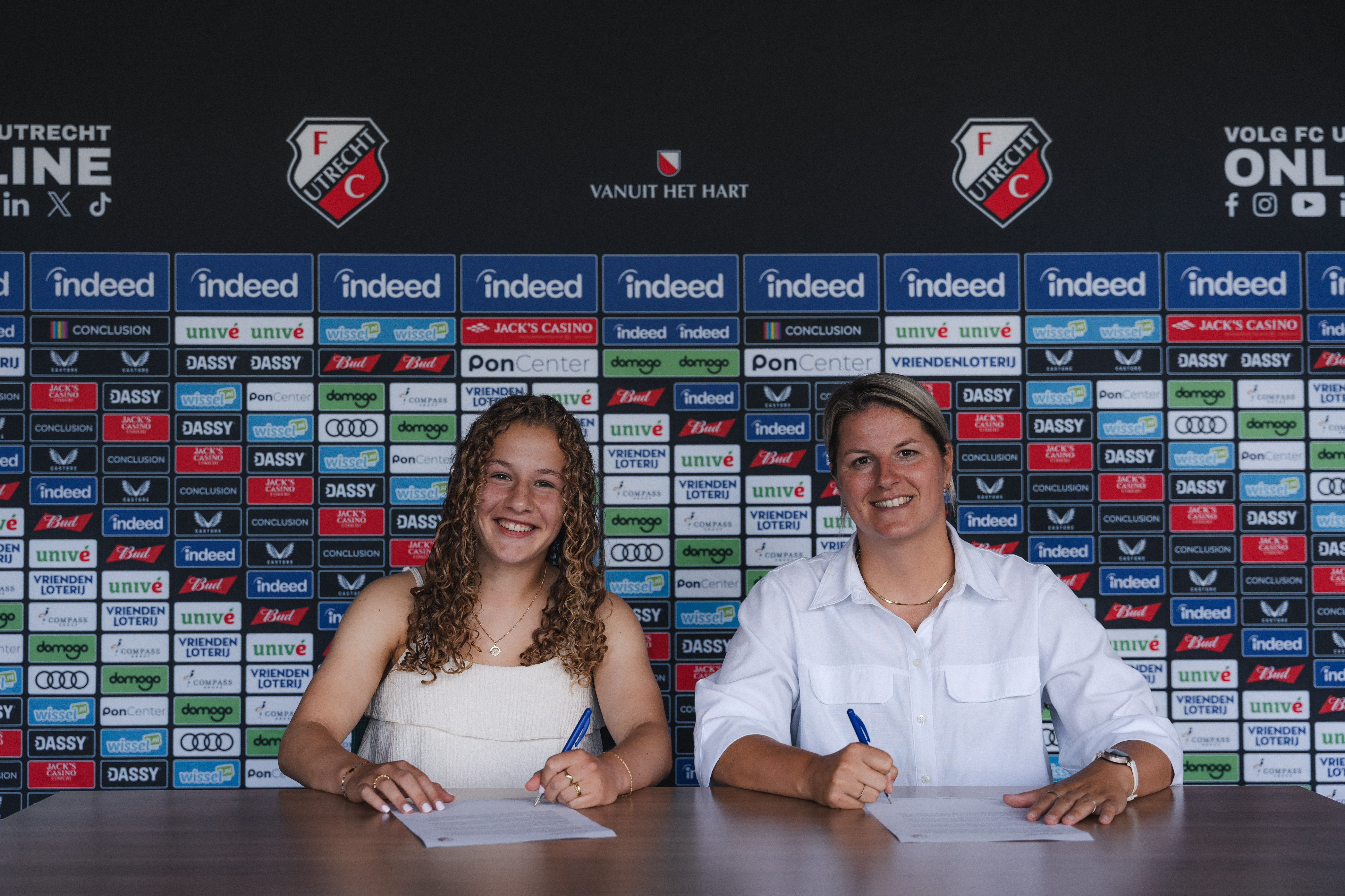 Eigen jeugdspeelster Esra Neter tekent eerste profcontract