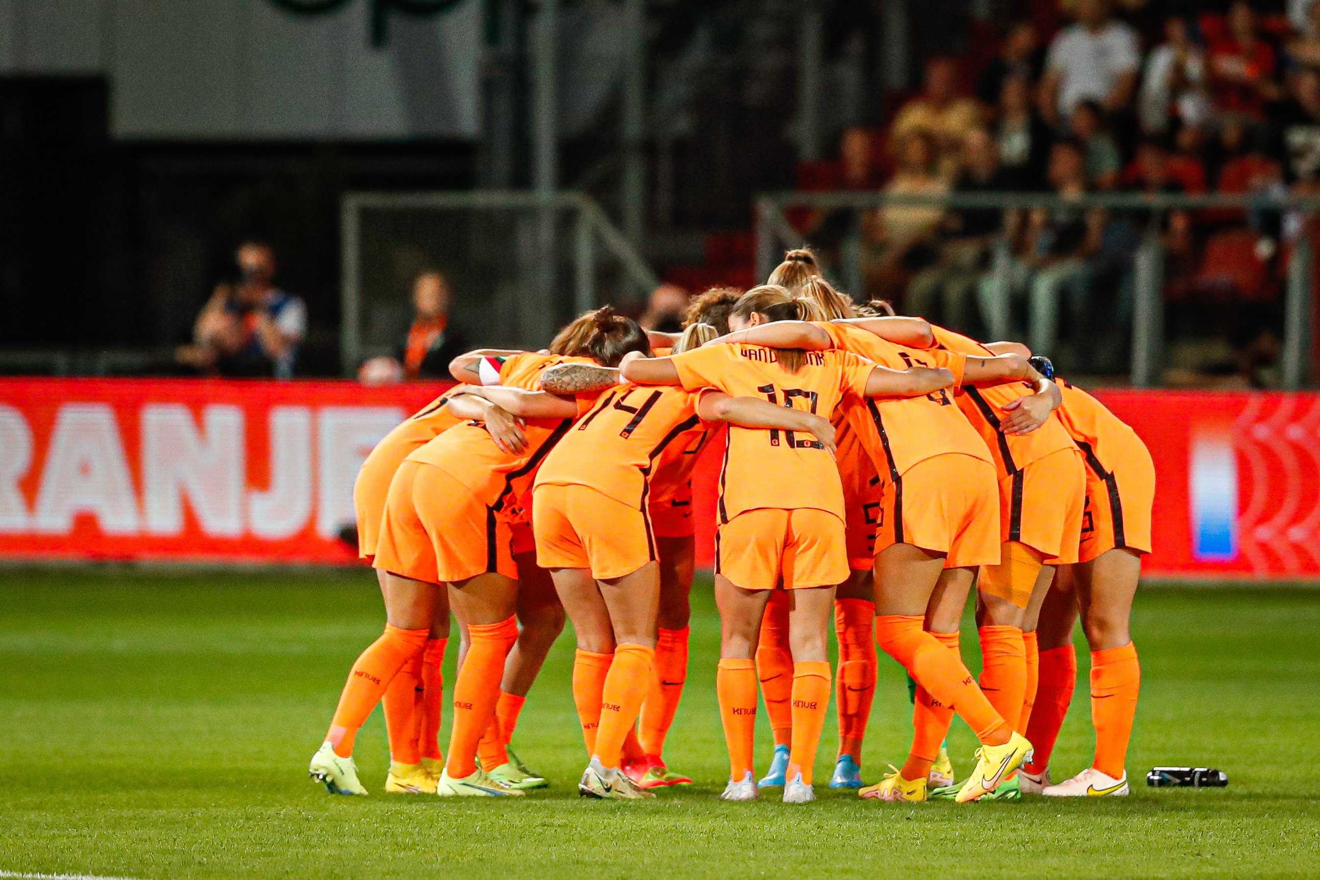 OranjeLeeuwinnen tegen Engeland in Stadion Galgenwaard