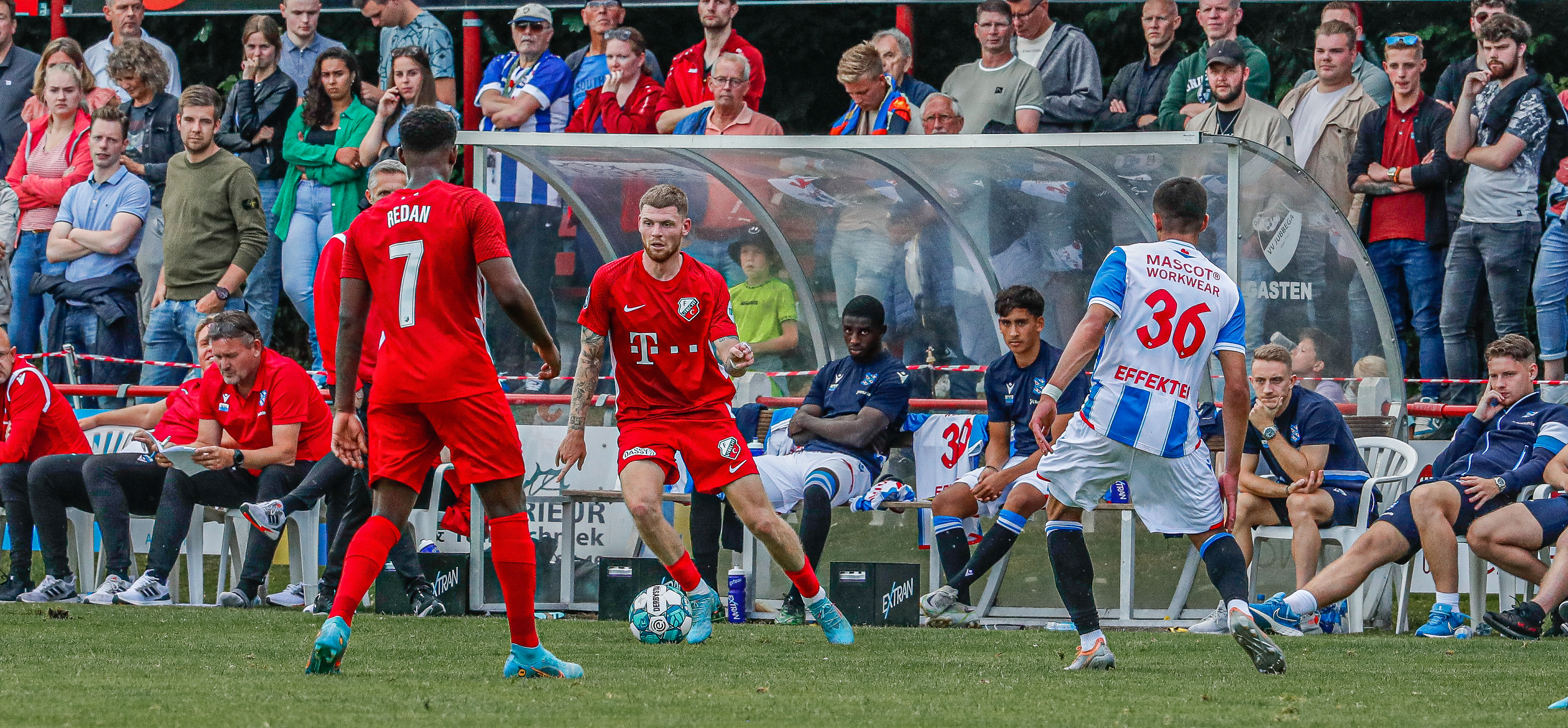 Van der Hoorn kopt op de valreep de winnende binnen