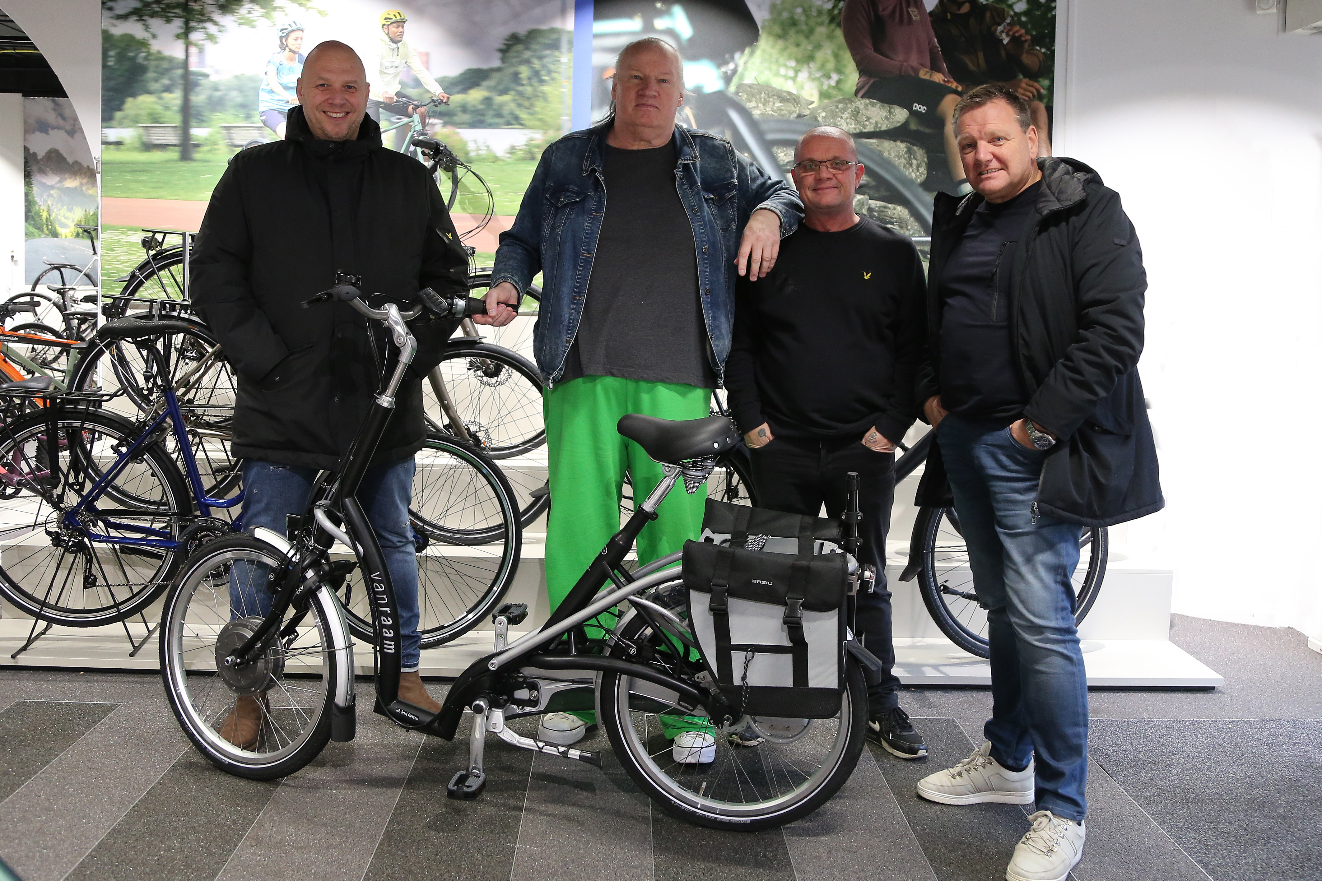Verrassing: Nieuwe fiets voor trouwe supporter Martin van de Pol