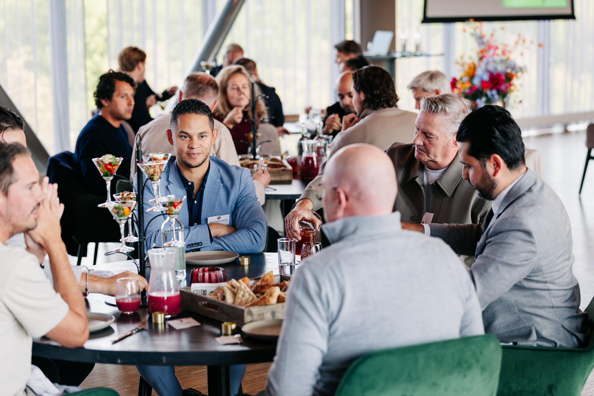 Nieuwe leden FC Utrecht Business ontmoeten elkaar tijdens lunch in Stadion Galgenwaard