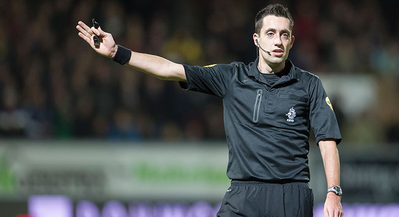 Dennis Higler leidsman bij FC Utrecht - FC Twente