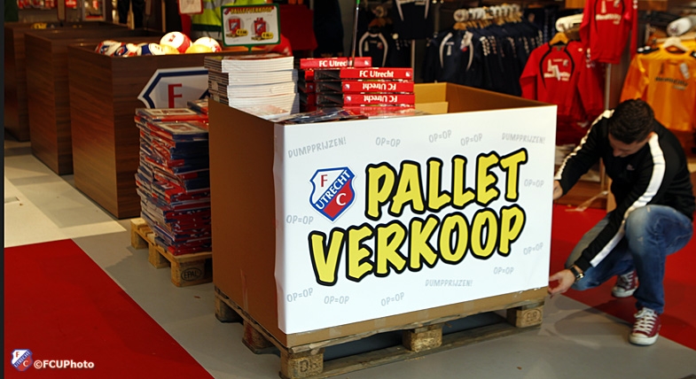 Palletpakkers in FC Utrecht Fanshop