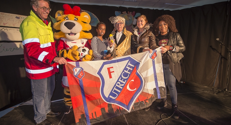 FC Utrecht-mascotte opent watertappunt