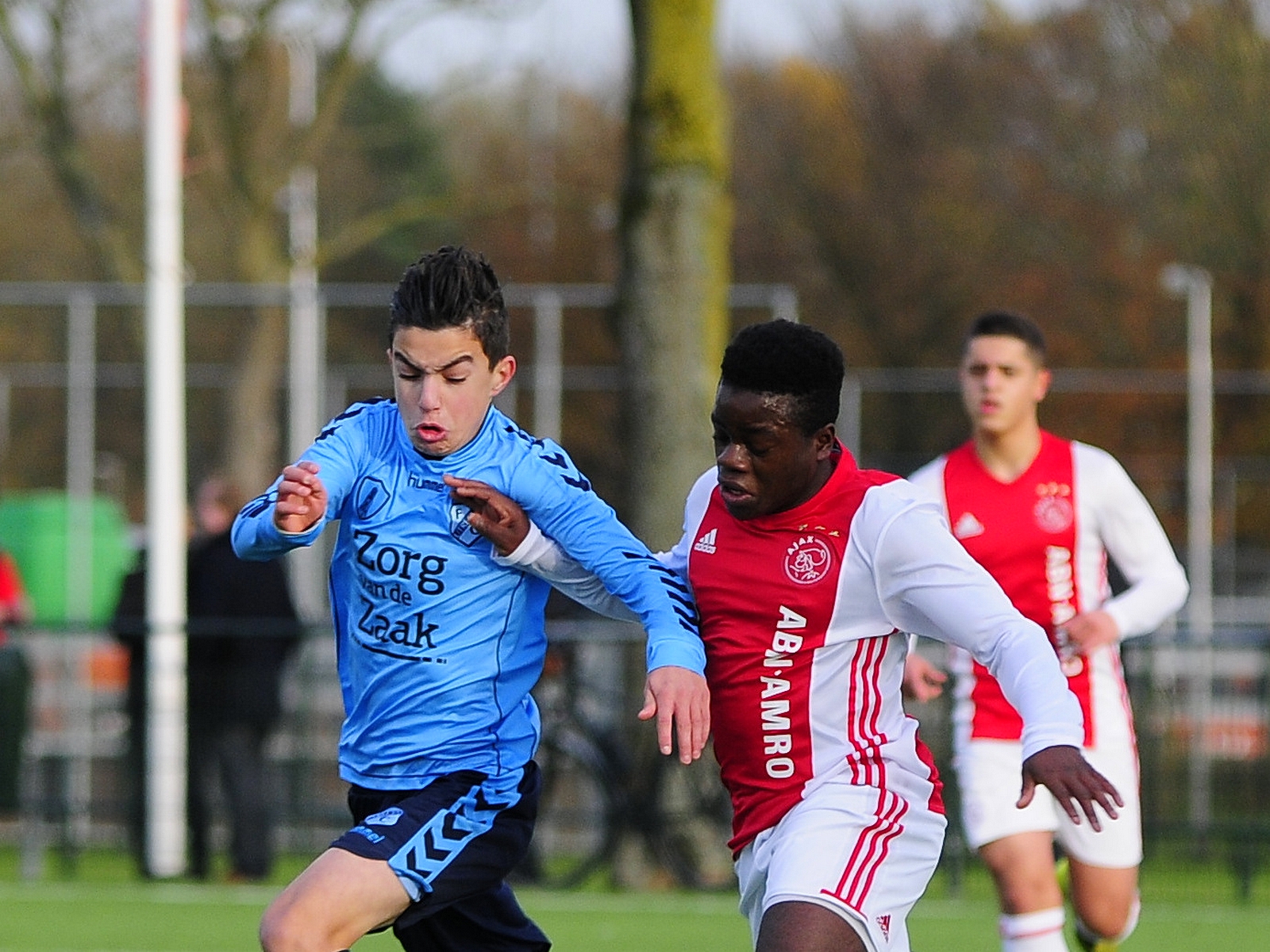 FC Utrecht O15 speelt prima tegen koploper