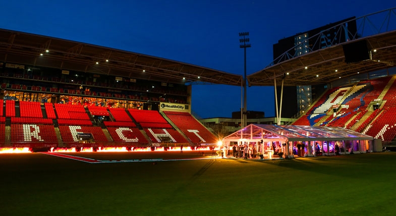 Skyboxhouders dineren op heilige gras in Galgenwaard