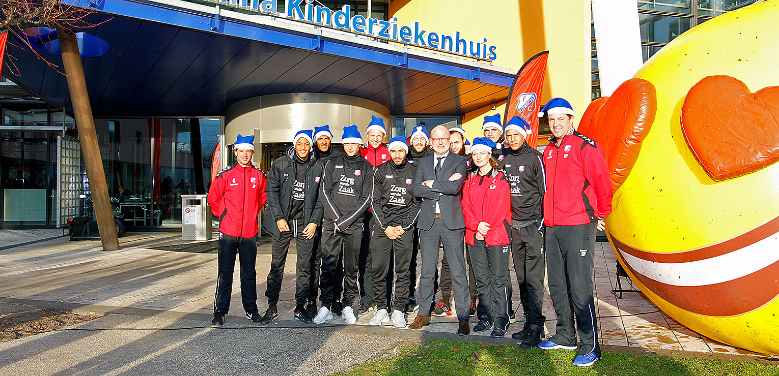 FC Utrecht spelers toveren lach op gezicht kinderen WKZ
