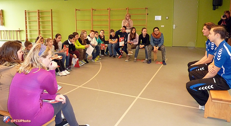 Talenten FC Utrecht bezoeken basisschool ZieZo