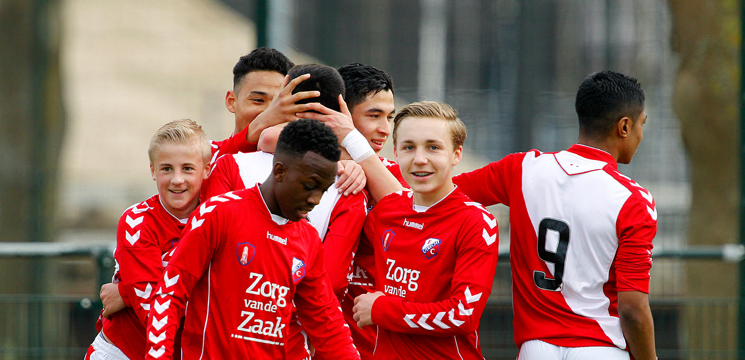FC Utrecht O16 scoort er lustig op los