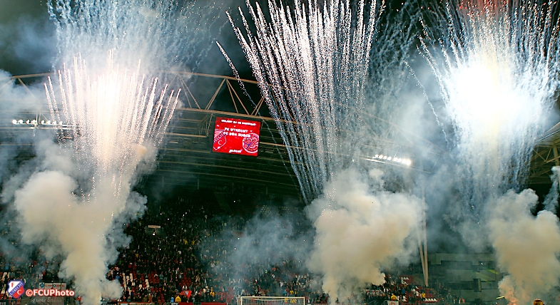 Vuurwerkshow voor aanvang duel