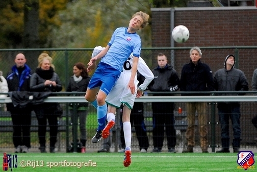 FC Utrecht O16 handhaaft koppositie