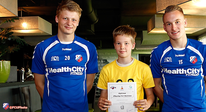 Spelers reiken Playing for Success-diploma’s uit