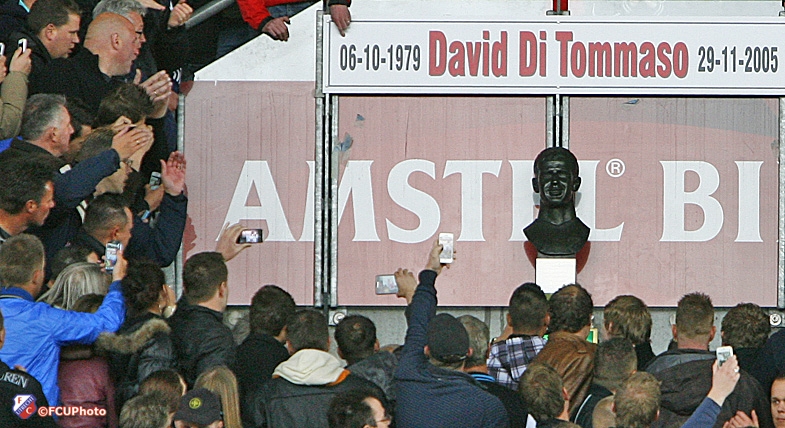 Audrey onthult borstbeeld Di Tommaso