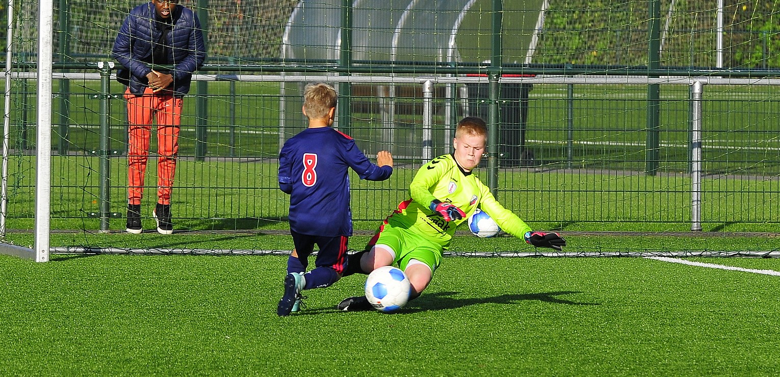 FC Utrecht O10 leert verdedigen op helft tegenstander