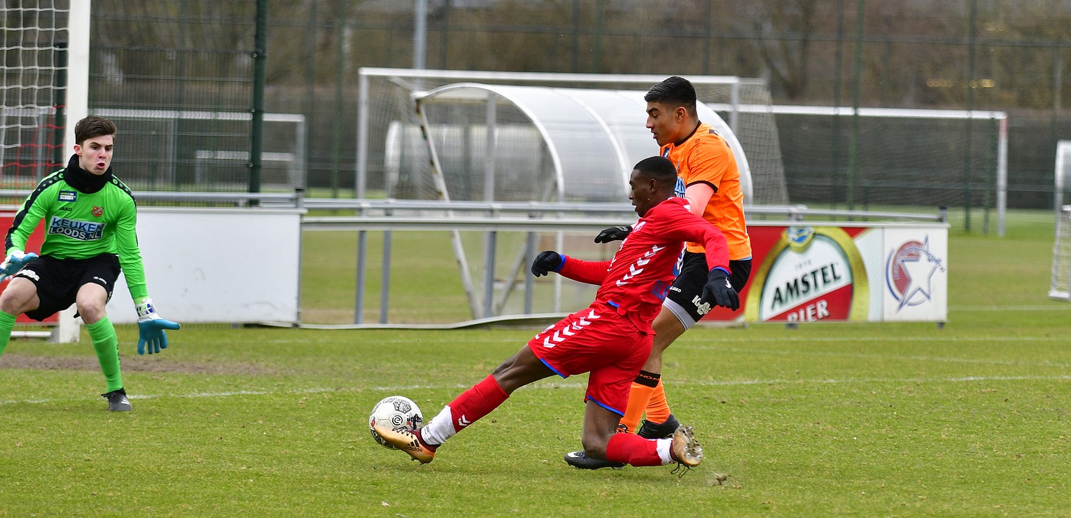 FC Utrecht O17 redt het vege lijf