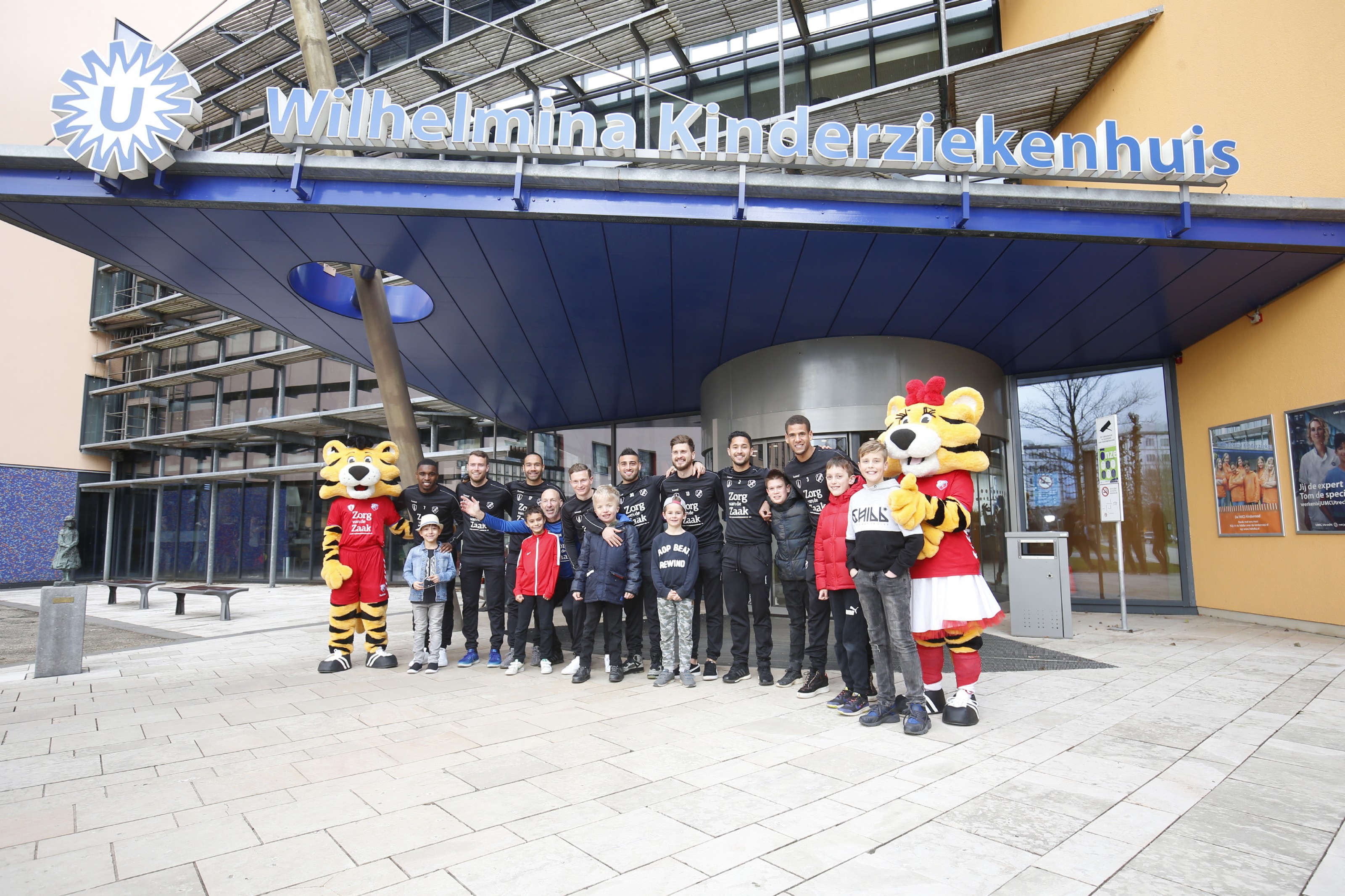 FC Utrecht spelers brengen lach op gezicht kinderen WKZ