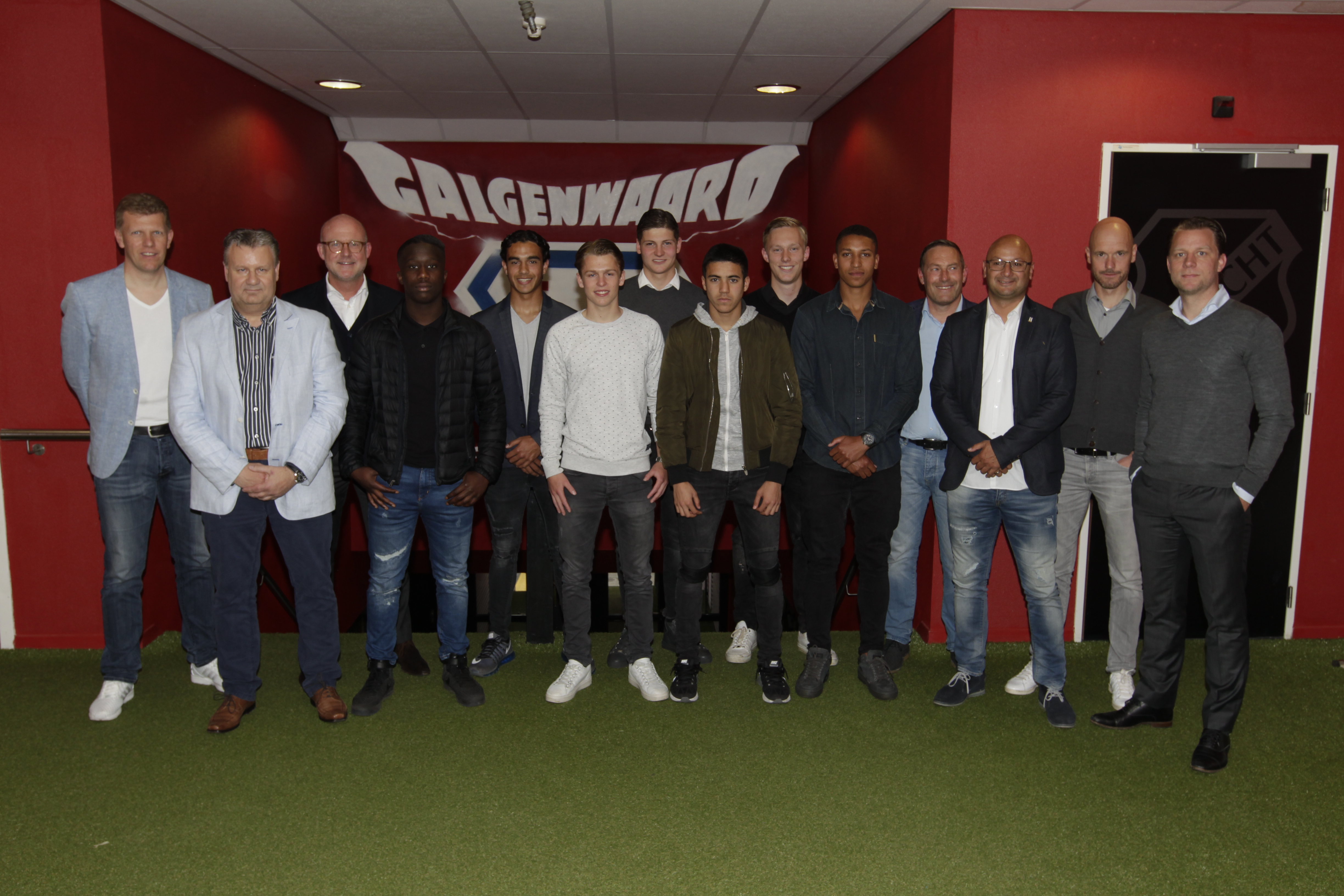 Acht talenten tekenen eerste contract