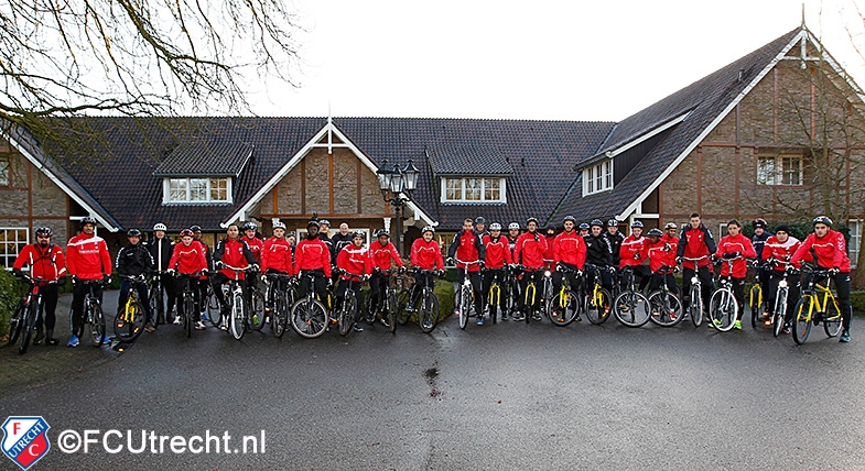 Buffelen in de blubber: FC Utrecht op de fiets